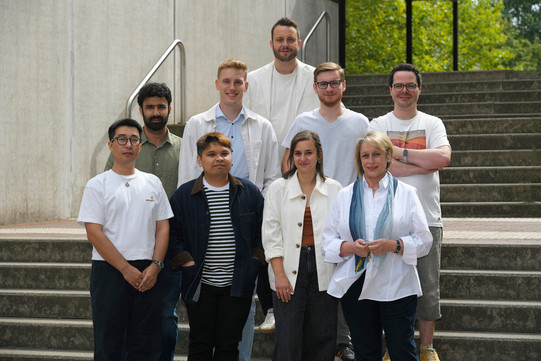 VPL 2026 Teamfoto von VPL auf der Treppe am Südcampus