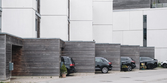 Neubau mit Autos
