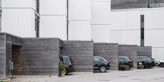 Neubau mit Autos
