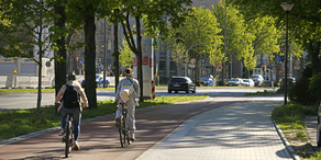 Zwei Radfarende fahre auf dem Fahrradweg am Dortmunder Wall