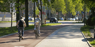 Zwei Radfarende fahre auf dem Fahrradweg am Dortmunder Wall