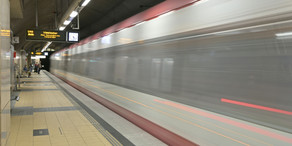 Einfahrende U-Bahn an der Station Ostentor in Dortmund