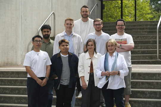 Teamfoto von VPL auf der Treppe am Südcampus
