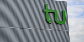 TU-Logo Das große Logo der TU an einem Gebäude.