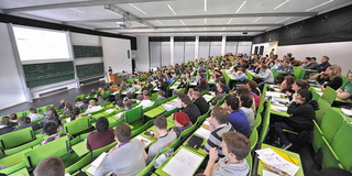 Studierende im Hörsaal Studierende sitzen in einer Vorlesung im Hörsaal.