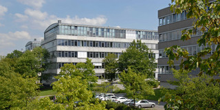 Geschossbauten Geschossbauten am Campus Süd. Im Vordergrund grüne Laubbäume.